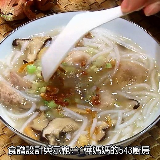 1.9M views · 1.9K reactions | 濕濕冷冷的天氣，好適合來上一鍋古早味的芋頭米粉湯。...