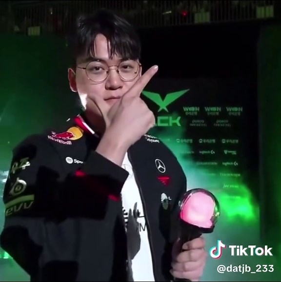 Chờ đợi Chàng Chơi Aphelios trong Highlight T1