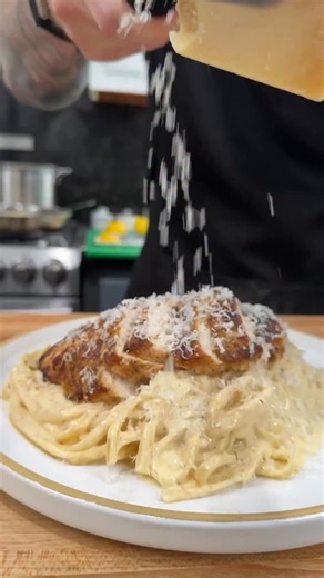 55K views · 954 reactions | It’s comfort food season and Alfredo is a classic! Here’s how to elevate your pasta game at home and cure your cravings without worrying about jarred sauces and disappointing recipes from the internet.. Only a few ingredients needed and this can be on the dinner table in under 30 minutes… Comment the word “ALFREDO” below and I’ll send you the full printable recipe #mrmakeithappen #comfortfood #pasta #alfredo #pastalove | Mr. Make It Happen | Facebook