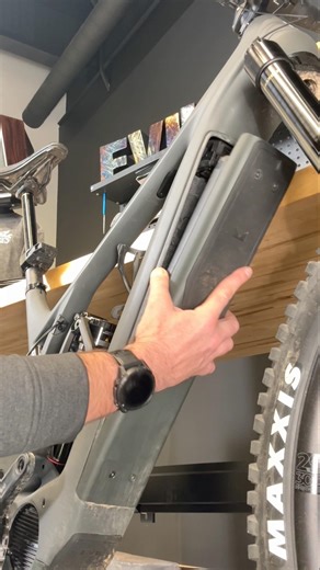 Removal and installation of your Evil Epocalypse Shimano ep801 battery is easy!