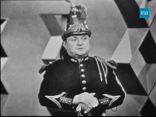 DRÔLE DE GARDE. Retrouvez Raymond Souplex, connu notamment pour son rôle de l'inspecteur Bourrel dans la série télévisée « les Cinq Dernières Minutes » dans ce sketch datant de 1956. Il y incarne un garde républicain dont la dernière mission a viré à la catastrophe... | INA