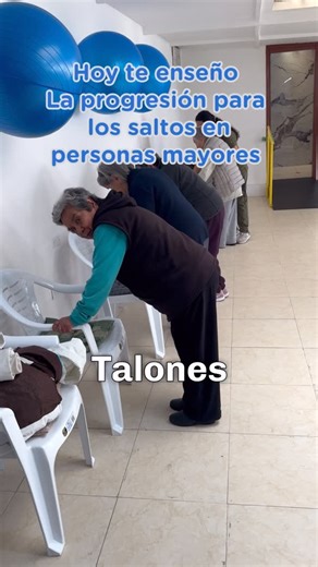 Mike Barriga Fisioterapia Geriátrica on Instagram: "👣 Las caídas no son “accidentes” Son un síndrome geriátrico y se entrenan. Sí, se entrenan 💪🧠 En este Reel ves solo un pedacito del trabajo que hacemos: ➡️ preparación ➡️ progresión ➡️ control de impacto ➡️ seguridad ante todo 👉 Sí, fue clickbait… pero justo y necesario 😅 Prometo que muy pronto subiré TODA la progresión completa de los saltos, paso a paso, con criterios claros para trabajar con adultos mayores 🧓✨ Si trabajas con esta pobl
