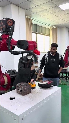 A welding robot that requires no programming; it can be programmed simply by manually moving