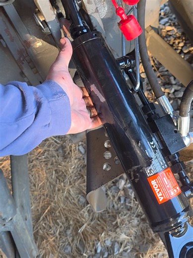 Effortless Attachment Adjustment with Hydraulic Top Link