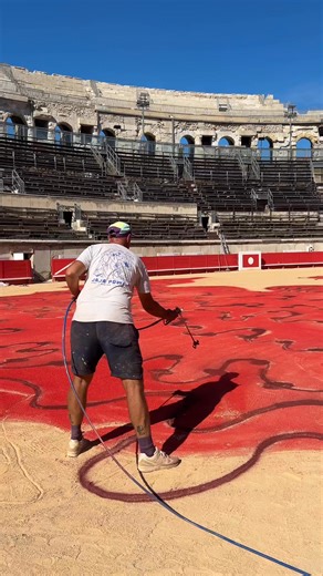 💃 La piste des Arènes de Nîmes se transforme en œuvre d’art éphémère pour la corrida Carmen Le décor, imaginé par l’artiste nîmois Jules Milhau, promet un spectacle unique mêlant tradition et créativité 🐂🎨 | Ville de Nîmes