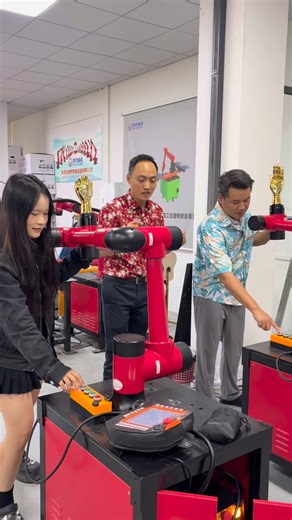 3.4K views | #borunterobotjack #robot #Stamping #sixaxisrobot robot#borunte #borunterobot #weldingrobot #polishingrobot #palletizingrobot #Spraying robot#Collaborativerobot#Industrialrobot #Program-free spraying robot#Spraying robotse#Jeans Spraying #Jeans Colorin | Fu Jack | Facebook