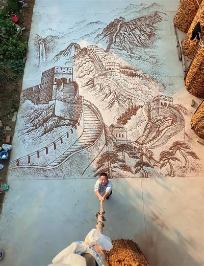 【穀物で描いた万里の長城】山東省の農家のおじさんが、収穫後に庭でサラッと描いたのは、なんと見事な万里の長城。大地に浮かぶ「世界遺産」は圧巻の光景！ | Cgtn日本語