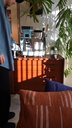 Atsuya on Instagram: "家庭用エスプレッソマシンの決定版な気がする😳☕️ 3ヶ月使用してみてレビューを記載します。 ◎おいしいエスプレッソを簡単に淹れられる ◎コーヒー器具を一切持っていなくても、届いた瞬間から楽しめる豊富なオプション ◎スチームのパワーが程よい強さで、コントロールしやすい ◎タンク式給水なので、蛇口から離れた場所でも補充が簡単 ◎コーヒー豆の分量や抽出量を正確に計測でき、味が安定 ◎インテリアに馴染むデザインで、お気に入り ◎連続抽出も可能 現状日本での取り扱いは無いようです🙇 質問などあれば、コメント欄でお気軽にお尋ねください😌✨ こちらの製品は @maxims_coffee 様よりご提供いただきました。 #コーヒー #エスプレッソ #espresso #ラテアート #pr"