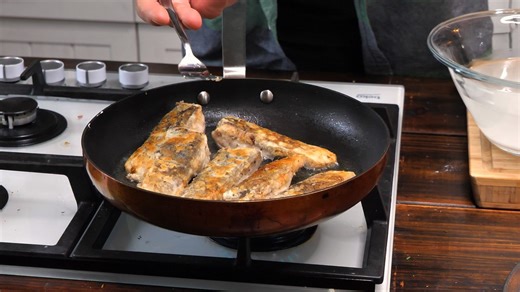 4.2M views · 145K reactions | Smażysz ryby i pali się mąka? To już nie będzie  Nr.2 składniki: 1kg ryby szklanka mąki pszennej 3 łyzki mąki ziemniaczanej sok z połowy cytryny sól, pieprz do smaku zimna woda olej | Tomasz Strzelczyk Oddaszfartucha YouTube | Facebook