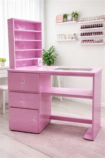 ✨ Mesa para uñas color rosa ✨ Cuenta con 2 cajones, 1 gabinete y mueble superior para organizar esmaltes y herramientas. Cuenta con enchufe 🔌 Ideal para estudio de uñas o salón de belleza. 💅 📩 Más información por mensaje. #nails #uñas #pink #fyp #muebles