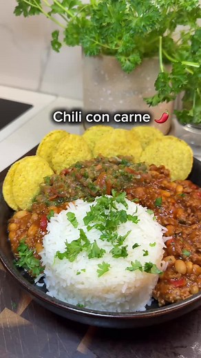 CHILI CON CARNE 🌶️ Recept⬇️ Ingredienser: 1 kilo nötfärs 3 st burkar vita bönor i tomatsås (ca 380 g styck) I st gullök 3 st vitlöksklyftor, pressade 1-2 st röd spetspaprika 400 g passerade tomater 1 msk tomatpuré 1 msk paprikapurè 1 msk kalvfond 1 tsk oregano 1 tsk paprikapulver 1-2 krm cayennepeppar 1/2 tsk kummin Salt och peppar Ca 3 dl hett vatten Hackad koriander Rapsolja eller smör till stekning Gör såhär: 1. Börja med att hacka paprikan. Finhacka lök och vitlök. 2. Fräs lök och vitlök i