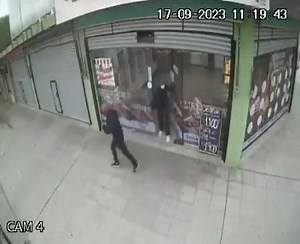 651K views · 3.6K reactions | TRISTE IMAGEN DE UN MERLO CADA VEZ MAS INSEGURO 11 de la mañana del domingo. Delincuentes roban una panadería frente al Skatepark y escapan. Las víctimas en estado de shock. Dos chicos que aparecen salen a perseguir a los ladrones. Los vecinos se ayudan entre ellos. La seguridad de Merlo totalmente ausente. | Merlo Real Noticia | Facebook