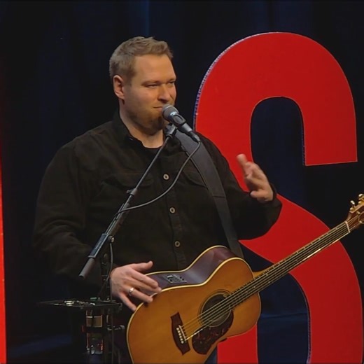 Go'daw Odense! 👋 Jeg kigger forbi Odeon med mit nye show 'EN BETTE SHOW' d. 11. april 2026. 🤏 Jeg håber så'n, at vi ses. 💛 | Martin Kanstrup