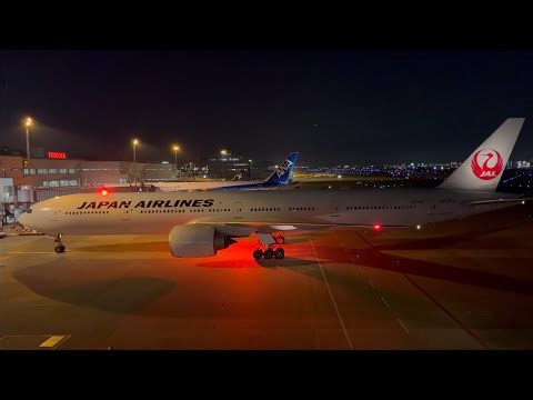 福岡空港 JAL 777-300ER夜