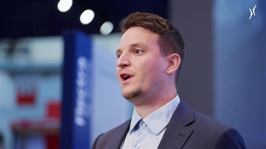 Meet Flectra – and Simon! 🙌 At drinktec, a new labeller for the low and medium output range was presented – and it is a true synonym for collaboration. It has been developed by Kosme and Gernep and it scores points with its high degree of flexibility, simple changeovers and optimised cleaning options. 🚀 Simon Brandstetter from Gernep reveals exactly what's behind it in this video. 👀 ➡️For even more information, check out this magazine article: https://www.krones.com/en/company/press/magazine/