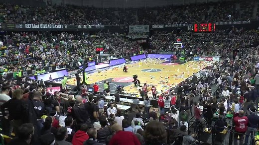 73K views · 1.8K reactions | ¡Así llueve en Bilbao! Lluvia de peluches para que ningún niño se quede sin regalo esta navidad. Eskerrik asko Miribilla! | Surne Bilbao Basket | Facebook