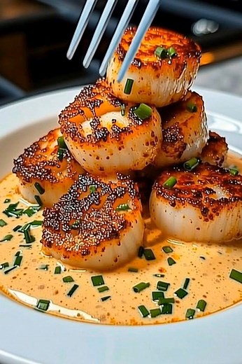 🌊 Seared Scallops with Creamy Garlic Butter Sauce 🧄 Golden, rich, and velvety — the perfect elegant seafood dinner! 📝 Ingredients: 1 lb (450g) large sea scallops, patted dry 2 tbsp butter 1 tbsp olive oil 3 cloves garlic, minced ½ cup heavy cream ¼ cup chicken or seafood broth ½ tsp paprika 1 tbsp lemon juice 1 tbsp chopped chives (plus extra for garnish) Salt and black pepper, to taste 🍴 How to prepare it: 1️⃣ Prep the scallops: Pat scallops dry and season both sides with salt and pepper — 