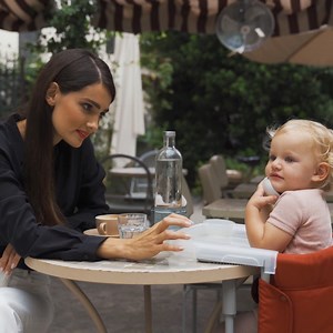 Con il pratico seggiolino da tavolo Fast, ogni pasto diventa un autentico momento di condivisione: a casa, al ristorante o al bar, Il bambino per la prima volta potrà veramente avere il suo posto a tavola come un adulto.😍 Scopri tutti i dettagli qui 👉 https://www.inglesina.it/prodotto/seggiolino-da-tavola-fast/ | Inglesina