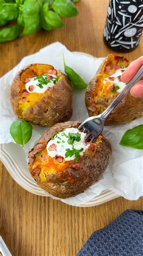 Gefüllte Kartoffeln 🥔 Zum Rezept: https://www.foodwerk-blog.de/gebackene-kartoffeln-mit-kaese-und-speck/ | foodwerk.de