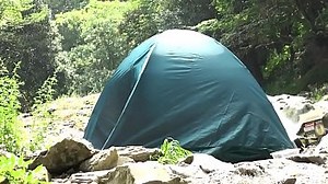 無修正！一人で山奥でキャンプしている美女をレイプで中出し