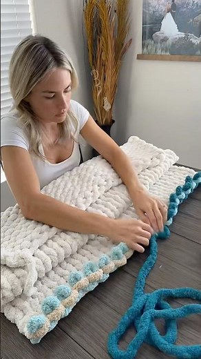 Minimalistic take on a beach theme hand knit chunky blanket. Find this tutorial at wildlywoven.store