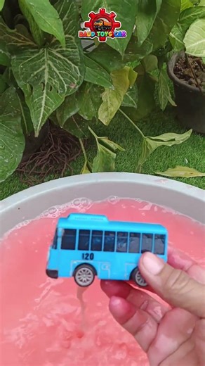 Membersihkan Mainan Bus Tayo