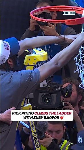 Rick Pitino & Zuby Ejiofor climb the ladder 🏆 #basketball #championship #cbb #stjohns