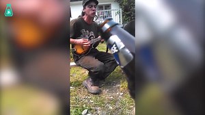 独立音乐人Jesse Stewart为朋友们演奏《Cold Beer》曲调太赞，好听到哭