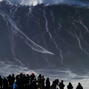La plus grande vague du monde jamais surfé au Portugal à Nazaré (plus de 30m de haut)