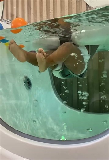 Drifting into pure relaxation! 💦✨ This little one is floating their way to better sleep, improved circulation, and all-around baby bliss. Who knew self-care started this young? #michellesbabyspa #babyspa #babyhydrotherapy