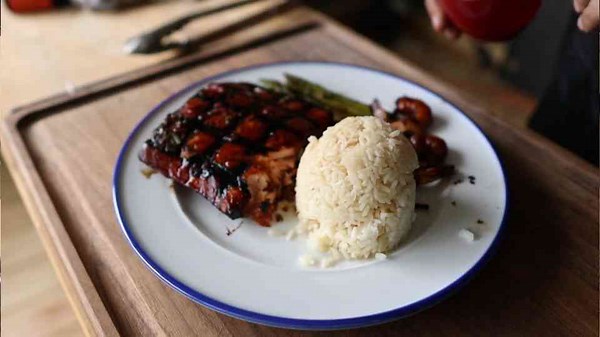 This Asian grilled salmon makes plain salmon look nervous