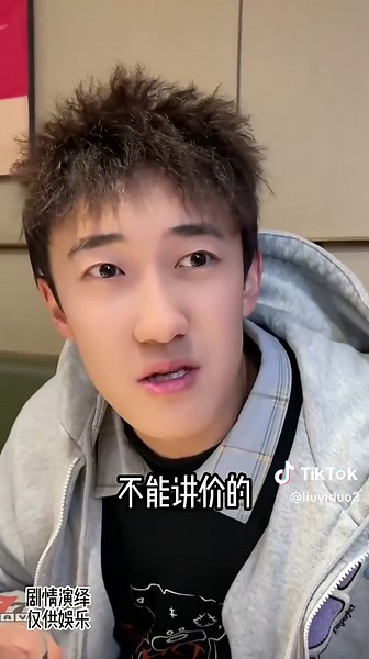 爸妈搞笑整蛊让我以为天晴了—短视频笑话
