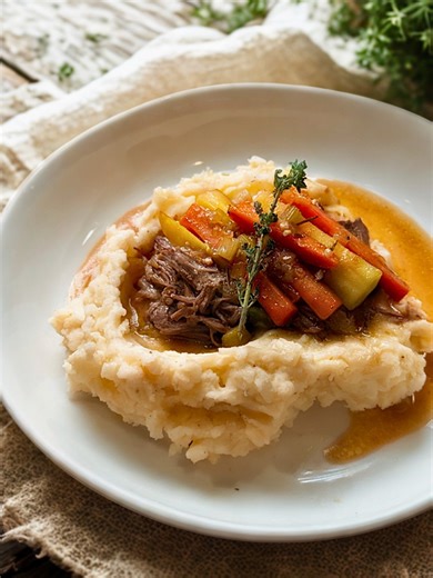 What makes this roast extra fall-coded? 🍊 Sweet parsnips and fresh orange juice zest — the combo that takes it from cozy to unforgettable. Add in red wine, herbs, and a long slow roast, and you’ve got the kind of dinner that makes your whole house smell like autumn. 🤎 Serve it over mashed potatoes for the perfect Sunday dinner. ✨ Find the full recipe in the Cook’n app — or comment “recipe” and we’ll send it your way! #CooknApp #FallDinner #PotRoastRecipe #ComfortFoodSeason #FallRecipes #Sunday