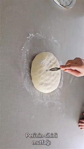 Kolay Tarifler on Instagram: "@peri.ninsihirlimutfagi EVDE YAPILDIĞINA KİMSE INANAMADI ⁉️UNUTULMUŞ HAMUR İŞLERİ💯KAT KAT MİLFÖY HAMURU KIT KAT TARİFİ Tüm dillerde alt yazı mevcuttur alt yazınızı açmayı unutmayın videomu beğenip kanalima abone olursanız sevinirim malzemeler 2 bardak su 450 ml 1 tatlı kaşığı tuz 5 buçuk 6 bardak un 550 600 gr 70 gr tereyağ hamurun içine 350 gr tereyağ içine Kahvaltılık çikolata Hamur malzemelerini karıştırın yumuşak bir hamur elde edin hamuru 20 dakika dinlendirin
