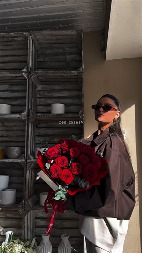Rien n’égale l’intemporalité des roses rouges. Encore moins lorsqu’elles portent notre emballage signature. 📍Fleuriste Alize♥️🍒🍓🌹💄 | Fleuriste Alize
