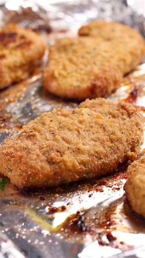 This Baked Breaded Pork Chops recipe is a dinner winner every time! 🙌 DINNER ⬇ for the full recipe! #easyrecipes #easymeals #familymeals #whatsfordinner #porkchops #porkchopdinner #AllThingsMamma | All Things Mamma