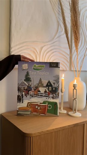🎄✨ It’s beginning to look a lot like tea time... ✨ De nieuwe Pickwick Tea Topics Adventskalender is er weer! 💚Elke dag een verrassende theesmaak én een gezellige kerstvraag om samen bij te kletsen. Achter elk luikje zitten 2 theezakjes – perfect om te delen of dubbel van te genieten. ☕💬Zet jij 'm op je wishlist 🎁 of geef je 'm aan een echte theeliefhebber? En psst... 👀 Houd onze socials in de gaten, want er komt een winactie aan die je niet wilt missen! 🎉 #PickwickNL #TeaTopics #PickwickAd
