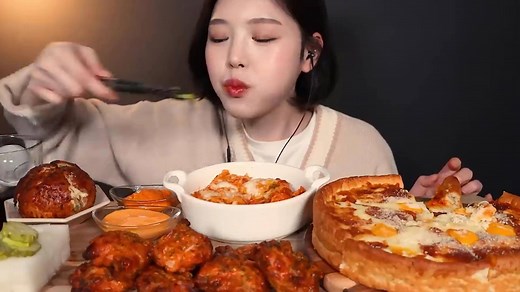 Grilled chicken with chilli basil crisp, and Chicago pizza Volcano cheesecake YT : Eat with Boki | Boki Mukbang