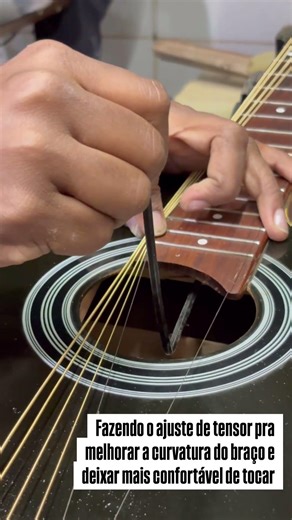 Ajustando o tensor pra corrigir a curvatura do braço e deixar …