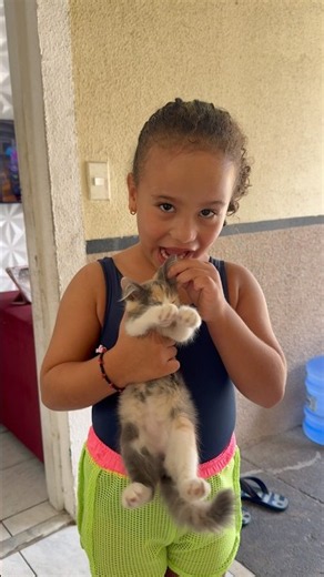 Yuck, Isadora is putting the cat's paw in her mouth #izadoralima #humor