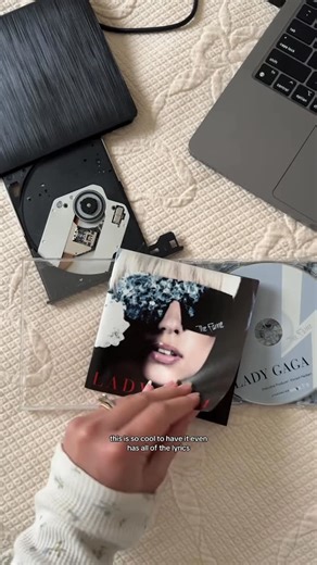 Chessie Domrongchai on Instagram: "how I add music to my iPod #physicalmedia #music #itunes #ipod #ladygaga #dumbtech"