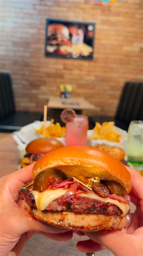 O Melhor do Interior de SP - Guia do Interior com Dicas on Instagram: "HAMBÚRGUER COM FOLHA DE OURO, PARMA E FIGO, EU DUVIDO QUE VOCÊ JÁ VIU UM DESSE! 🤯🍔✨ Galera, o @macdooburguer é o rolê certo pra quem ama hambúrguer artesanal de verdade, daqueles bem servidos, com sabores diferentes e combinações que fogem do óbvio! 🤤🔥 O espaço é super aconchegante, climatizado e ainda conta com área kids, perfeito pra curtir com a família ou com os amigos! 🙌🏼🍟 E hoje viemos mostrar algumas das opções 