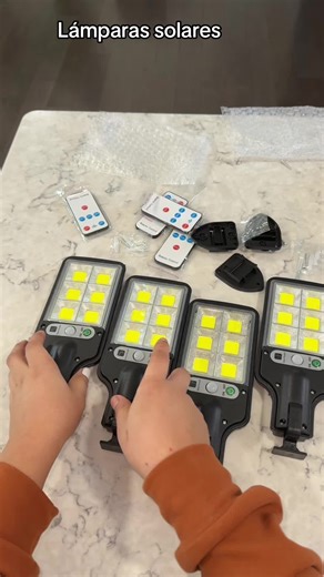 Lámpara solares con control remoto, luces inteligentes con sensor, remov amiento, tres modos, seguridad para caminos, garajes, patios, traseros y patios. Delanteros iluminación, impermeable de alta resistencia para áreas domésticas y exteriores.#lamparassolares#luces#solar#exteriores#inteligentes