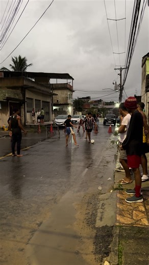 Futebol de Rua na Chuva: A Magia do Jogo