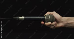 Connecting the cable to a microphone