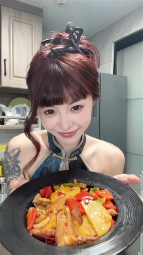 李兜兜 on Instagram: "做一道很下饭的菜，想吃就学！ #李兜兜 #川渝女生 #廚娘 #甜妹 #cooking #food #delicious #tiktok #fyp #foryou #foryoupagе #for #or #doudou #douuod57 #doudn #dou57dou #snowwhite"