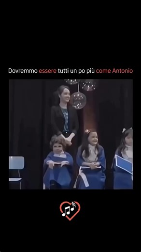 Note d'Amore on Instagram: "Che possiamo tutti essere un po’ più come Antonio. Nella clip, i bambini si siedono in file ordinate, aspettando i premi degli esami annuali. Alcuni si agitano, altri sussurrano, altri guardano dritto davanti a sé con eccitazione nervosa. Poi il maestro chiama un nome, Antonio, e tutto cambia. Non si limita a stare in piedi. Esplode. Il suo volto esplode in un ampio sorriso, le sue braccia si alzano e praticamente balla fino al palco. È quella gioia rara e non filtrat
