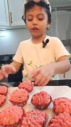 Preparando cupcake navideños junto a Micaela, tuvimos unos pequeños inconvenientes pero lo logramos! | Suly Calix HN