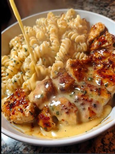 Garlic Butter Chicken with Creamy Mozzarella Parmesan Rotini #youtubeshorts #bonnecuisine #explore