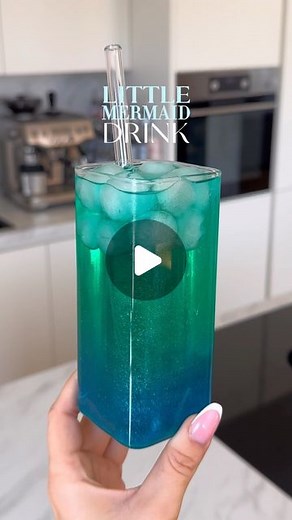 Liv 🎀 | coffee & cocktail girl on Instagram: "little mermaid drink 🧜‍♀️💙💚 . . . . . . . . . . . . . . . . Dieser Inhalt zeigt alkoholhaltige Getränke und richtet sich an Erwachsene. Teile diesen Inhalt deshalb nicht mit Minderjährigen. Trink Veranwortungsvoll. www.kenn-dein-limit.de #littlemermaid #littlemermaidparty #hallebailey #arielle #cocktail #cocktails #cocktailrecipes #bluecuracao #drink #bluecocktail #bluedrink #greencocktail #edibleglitter #glitter #midori #longdrink #disney #disne